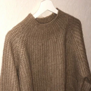 Beige/Brun Stickad Tröja - Beige/brun stickad tröja, väldigt mjuk. Perfekt till vintern och hösten. Mysig hög krage & oversized!                                     ‼️HELT OANVÄND‼️ Nypris 150 kr.                             Köparen står för frakten! (Förslaget fraktalternativ nedan.) Även hämtas i Frändefors. 