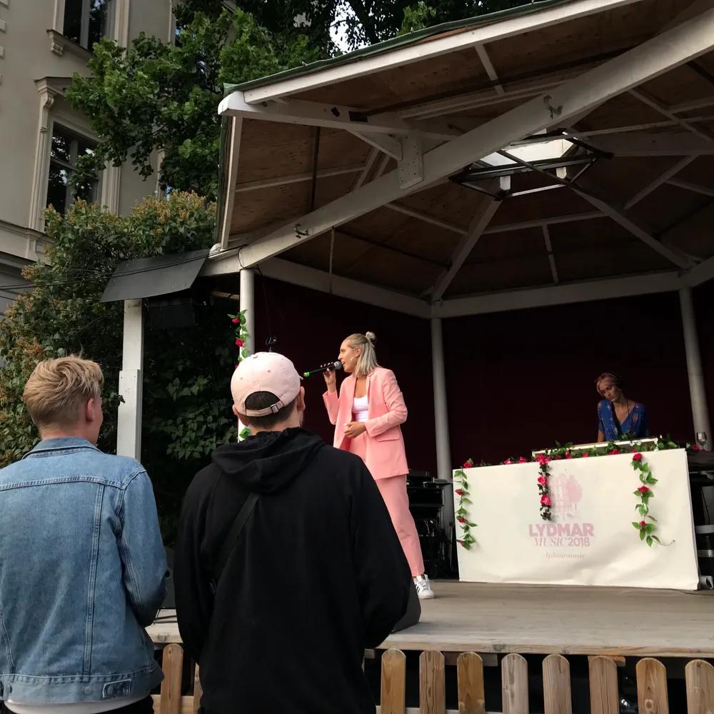 Asos Rosa Kostymbyxor i strl 36. Hög midja och normal passform. Använt fåtal ggr, väldigt bra skick.Säljer även matchande kavaj till co-ord set!. Farkut & Housut.