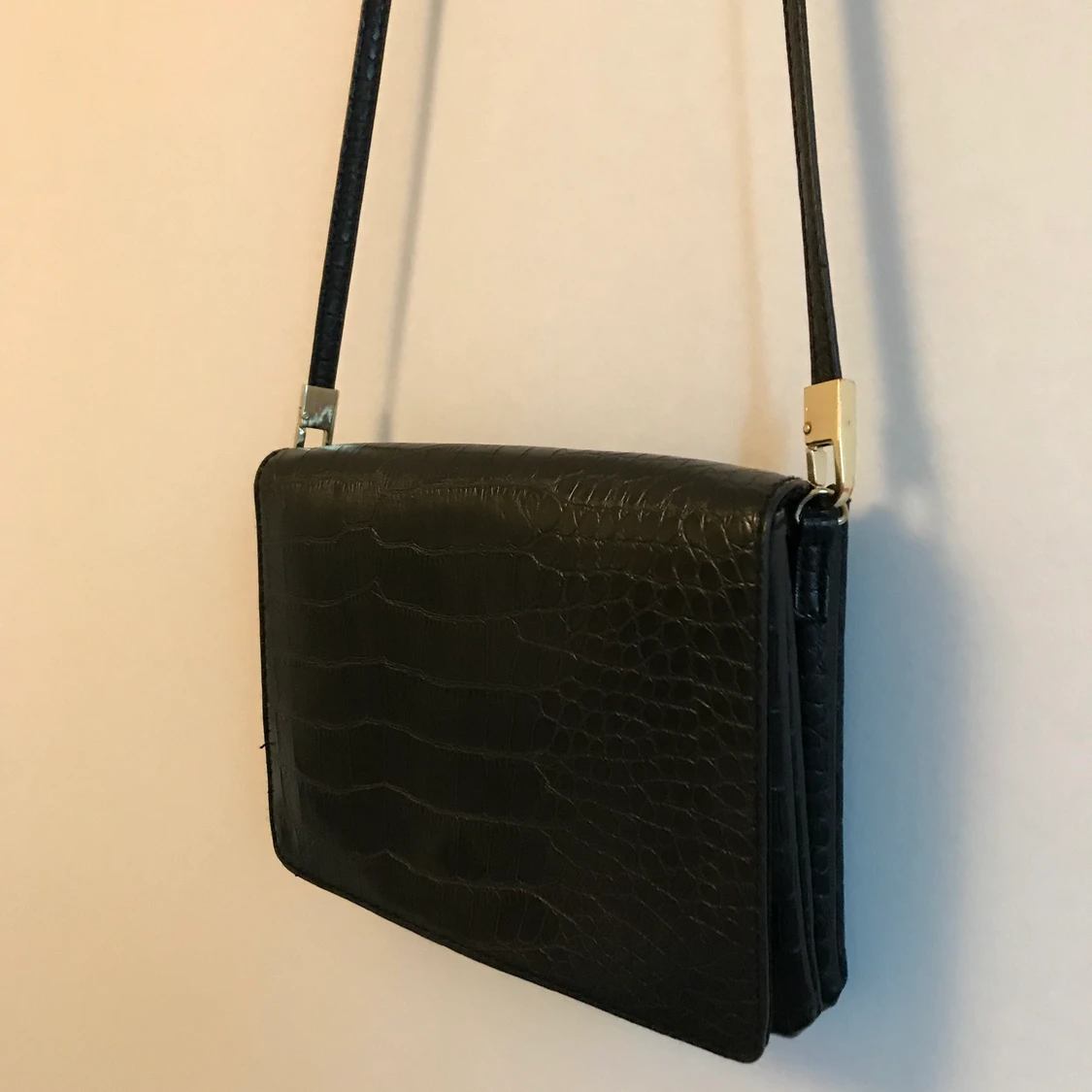 Svart axelremsväska krokodilmönstrad - 90