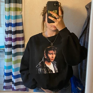 Sweatshirt  - Svart sweatshirt från h&m❣️ cry-baby står det på ryggen, används inte längre, frakt betalas av köparen📦