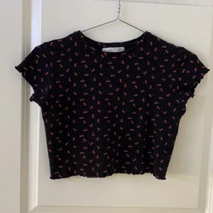 Topp - Kroppad topp från PULL&BEAR, helt oanvänd då de var för stor på mig. Storlek M. Köparen står för frakten💕💕💕