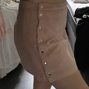 Extremt fin rosa mocka kjol. Den är i storlek 42 men extremt stor i storleken då jag är en 38. Den är knappt använd och i väldigt fint skick!❤️ köparen står för frakten!