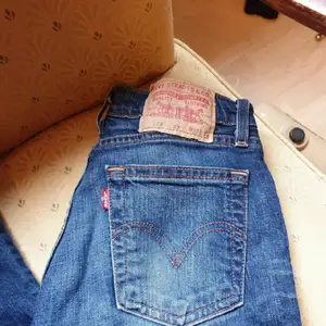 Snygga bootcut jeans Lewis stl 27/40.midja 72 cm,innerben 74 cm.supersnygga