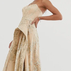 Bariano - glittrig balklänning  - Glittrig balklänning från bariano, utan axelband. Aldrig använd, köpt från asos för 3795kr. 