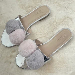 Tofflor från Asos  - Tofflor från Asos i storlek 37. Använda men är i fint skick. Budgivning om fler är intresserade. 