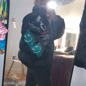 Dunjacka med tryck - Varm unisex vinterjacka, i gott skick. Oversize