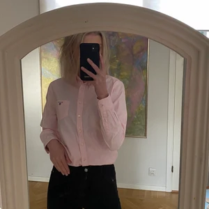 Gant Skjorta storlek S - Denna skjorta är gammal och jag har haft den i några år men den är fortfarande är i bra skick. Använts mycket och jag tycker om den väldigt bra - tyvärr för liten… 