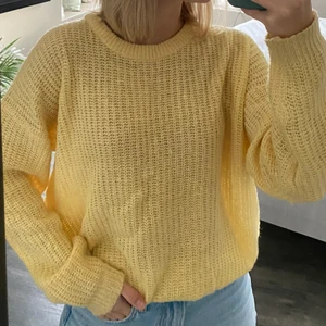 Stickad tröja - Gul stickad tröja från ASOS, endast använd ett par gånger. Köparen står för frakt ❤️