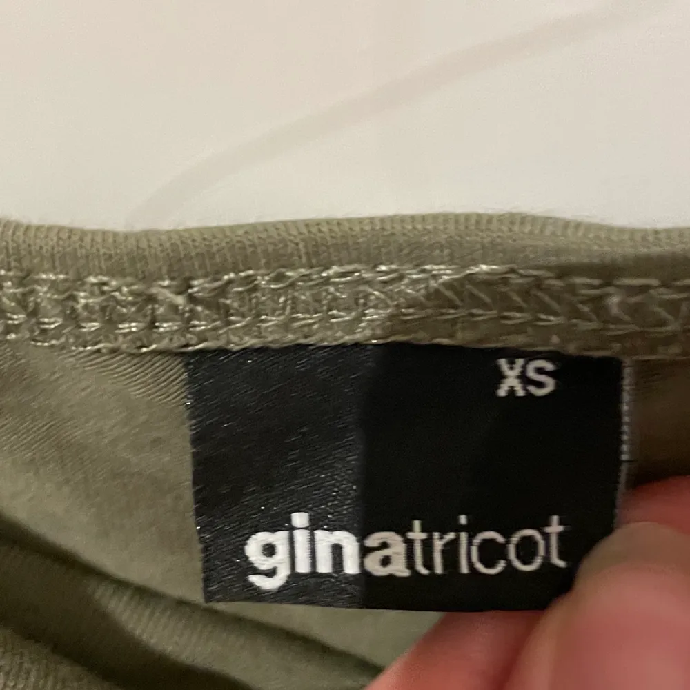 Säljer detta gröna linne från ginatricot då det inte kommer till användning längre. På första bilden är det spegeln som är lite smutsig och inte toppen som är fläckig.💕. Toppar.