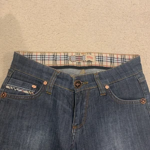 Burberry - Det är lowrised burberry jeans som är lite stacked och utsvängda där nere.Kommer inte till användning och tänkte att någon annan kommer vilja ha dem.Dem är sköna och ger en mycket fin figur och framhäver din kropp. Frakten betalar man själv !!