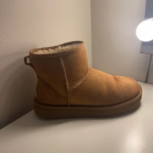 Bruna uggs  - Säljer mina uggs som är i mycket fint skick och använda endast en säsong. Pris kan diskuteras vid snabb affär. Kontakta mig för fler bilder och andra frågor. Köparen står för frakten💗