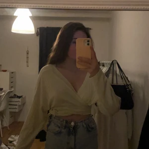 Fin beige tröja använda fåtal gånger  - Säljer nu denna fina beige tröja  från Nelly använd fåtal gånger 