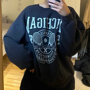 Sweatshirt med tryck - Tröja från Gina, använd enstaka gång. Storlek L🥰