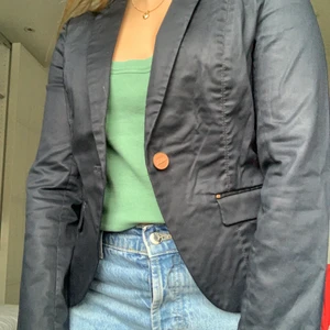 Svart kavaj - Svart kavaj som har en cool insida med rosa sträck. Lite åt de mindre hållet så om du är XS så sitter den perfa