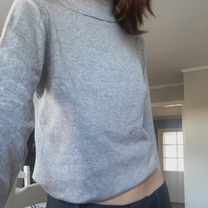 Turtleneck  - Grå turtleneck från vero moda. Storlek L men passar även mig som vanligtvis har S.