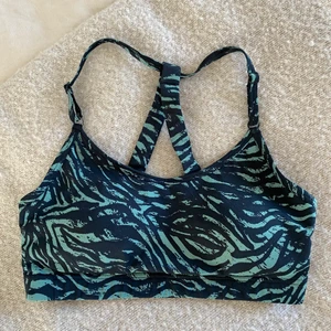 Sport-bh från Casall - Säljer denna grön/svarta sport-bh med medium stöd från casall i storlek S. Den kommer inte till användning så jag väljer att sälja vidare den, men den är i gott skick! Frakt tillkommer om inte annat är överenskommet. 