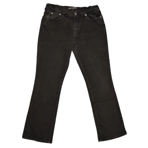 Levi's 515 bootcut  - Levi’s 515 jeans                                                  Black Wash, Excellent Condition, Size 33/31, 349sek                                                  Measurements, Waist: 44 cm, Outseam: 103 cm, Inseam: 79 cm, Leg Opening: 24 cm               Skickas inom 24h. Samfrakt är möjligt. För fler bilder eller andra övriga frågor, skriv gärna!  Instagram: @rewinder.se 