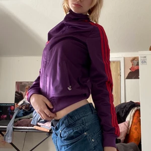 Adidas hoodie - Säljer denna fett coola och trendiga lila adidas hoodie. köpt second hand men knappt använd.