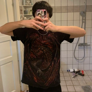 Fet dragon shirt size M/L - Sjukt Clean tröja med drak tryck passar perfekt på mig som är 177