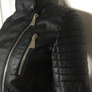 Chiquelle Moto Jacket - ALDRIG ANVÄNT! Köpte för några år sen men kom aldrig till användning eftersom jag köpte i fel storlek så den är helt i ny skick. För fler bilder på detaljer eller frågor, hör av er gärna 🤍 (っ◔◡◔)っ   