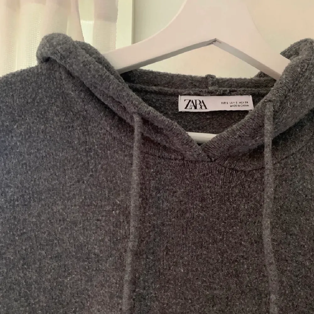 Jättefin grå hoodie från zara i storlek M, säljer dö den inte kommer till användning tyvärr. Frakten ingår 💖🤩. Tröjor & Koftor.