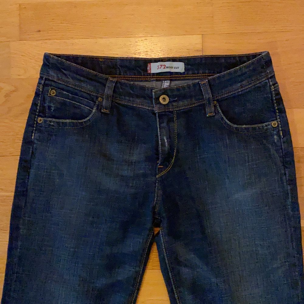 intressekoll på dessa lågmidjade vintage levis jeansen i modellen 572 bootcut. sitter supersnyggt på men tyvärr är de lite små för mig! skulle säga att de är mer av en w30. innerbenslängd 84cm midjemått 76cm. Jeans & Byxor.