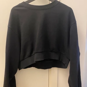 Weekday sweater - Svart croppad sweater från Weekday! Bra skick.