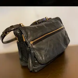 Lækker stor, rummelig vintage taske God til studie eller til Instagram billederne ;)  Den er af læder og af det kendte, franske luksuriøse mærke Lanvin… byd gerne, dog realistisk  