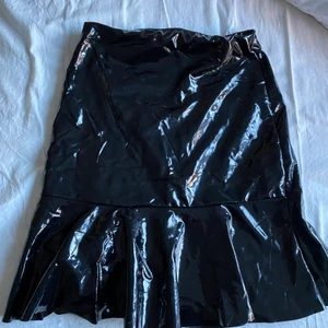 Kjol - Säljer nu denna svara lack fjol me volang nere,hör av dej vid frågor eller annat 💕