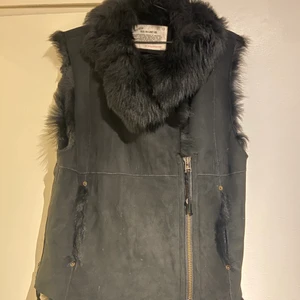Odd Molly shearling väst - Svart Pälsväst, väldigt bra skick!! Storlek 3 (men jag har vanligtvis storlek 1) Kan skicka mer bilder vid intresse :) 