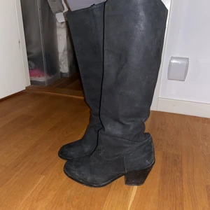 Läder stövlar - Säljer dessa superfina boots från bronx. De är super sköna och perfekt höjd på klacken. 