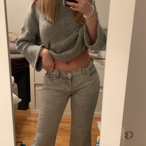  Lågmidjade jeans - De perfekta lågmidjade jeansen som tyvärr e alldeles för korta på mig som är 166 med långa ben, färgen visas mkt bättre på de två andra bilderna. Förutom i längden så passar de mig som är en S.