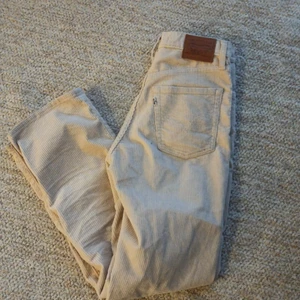 Levi's ribcage straight i Manchester  - Beiga Ribcage straight i beige Manchester W24L29. Köpta i början av sommaren och knappt använda. Frakten är max 100kr som köparen står för men blir antagligen mindre. 