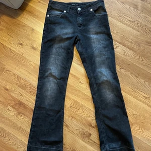 Svarta jenas - Skitsnygga svarta jeans! Några stenar är borta på fickorna i bak ( se sista bilden ) Innerbenet: 77,5 cm Midja: 81 cm. Frakt tillkommer 