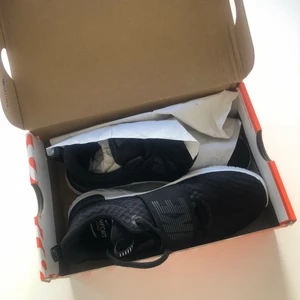 Nike skor  - Säljer ett par oanvända Nike skor. Storlek 7 