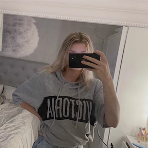Victoria’s Secret hoodie - Grå, mysig och kortärmad victoria’s secret hoodie i storlek M men passar mig som har storlek. På bilderna har jag vikt upp hoodien lite❤️ Så perfekt nu när det är lite halv kyligt! Pris: 100+frakt❣️