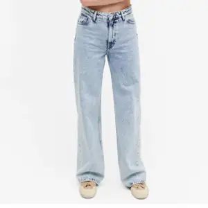 Jättefina jeans från Monki. Endast andvända fåtal gånger då de är på gränsen till för små. Köpta för 400kr och säljer för 100kr
