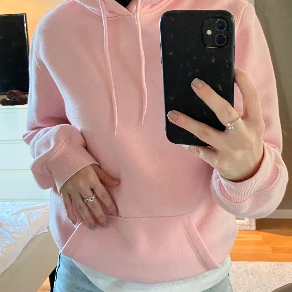 Jätte fin rosa hoodie från hm. Den är en xs men tror den skulle passa en s också. Hör av er om ni har några funderingar🥰. Hoodies.
