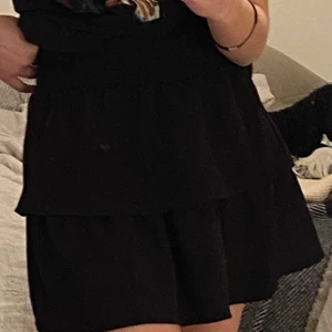 KJOL - Kjol i storlek xs/s, använder den tyvärr inte så väljer att sälja den. Kan skicka fler bilder privat. frakt tillkommer (fläckarna är från spegeln, ej kjolen)