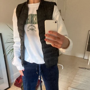 Svart väst - Säljer nu min sjukt snygga väst för ett superbra pris, på grund av att jag köpt en annan! Om många är intresserade startar vi budgivning. Vi har massa fler bilder om ni behöver, bara hör av er!💞