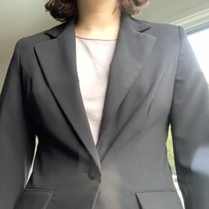 Svart kavaj - Det här är en svart kavaj jag köpte secondhand för länge sedan. Den verkar bara gjord av polyester. 