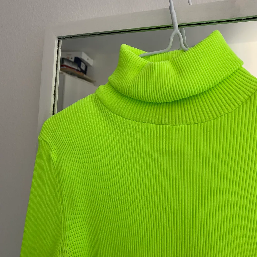 Polotröja från Zara i neongul färg. Storlek M. Ribbat stretchigt material. Som ny.. Stickat.