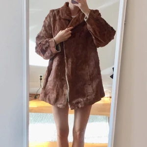 Pälsjacka - Äkta pälsjacka i fin ljusbrun färg. Mjuk, varm och nätt. Passar stl 36/38. Rymlig (kan ha stickad tröja under). Knapparna är av längs framsidan, så behöver sys fast nya.