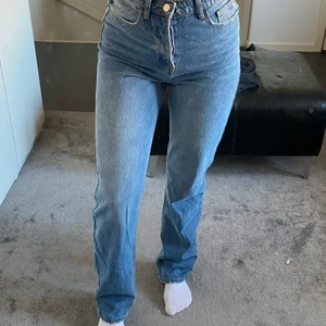Blåa jeans - Jätte fina högmidjade blåa jeans, oanvända då jag inte orkade lämna tillbaka dem. Jag är 169cm lång!