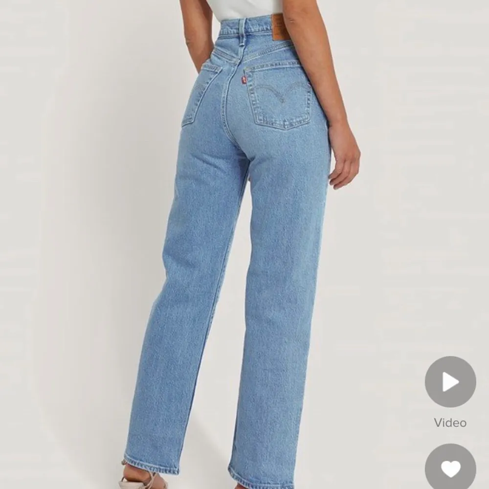 Säljer ett par helt nya oanvända levis jeans med lappen kvar❤️ Nypris ligger på 1300. Jeans & Byxor.