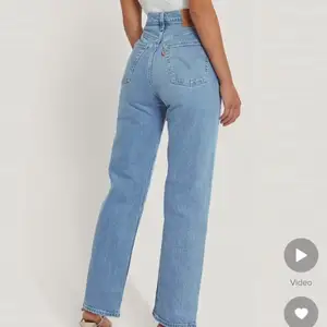 Säljer ett par helt nya oanvända levis jeans med lappen kvar❤️ Nypris ligger på 1300