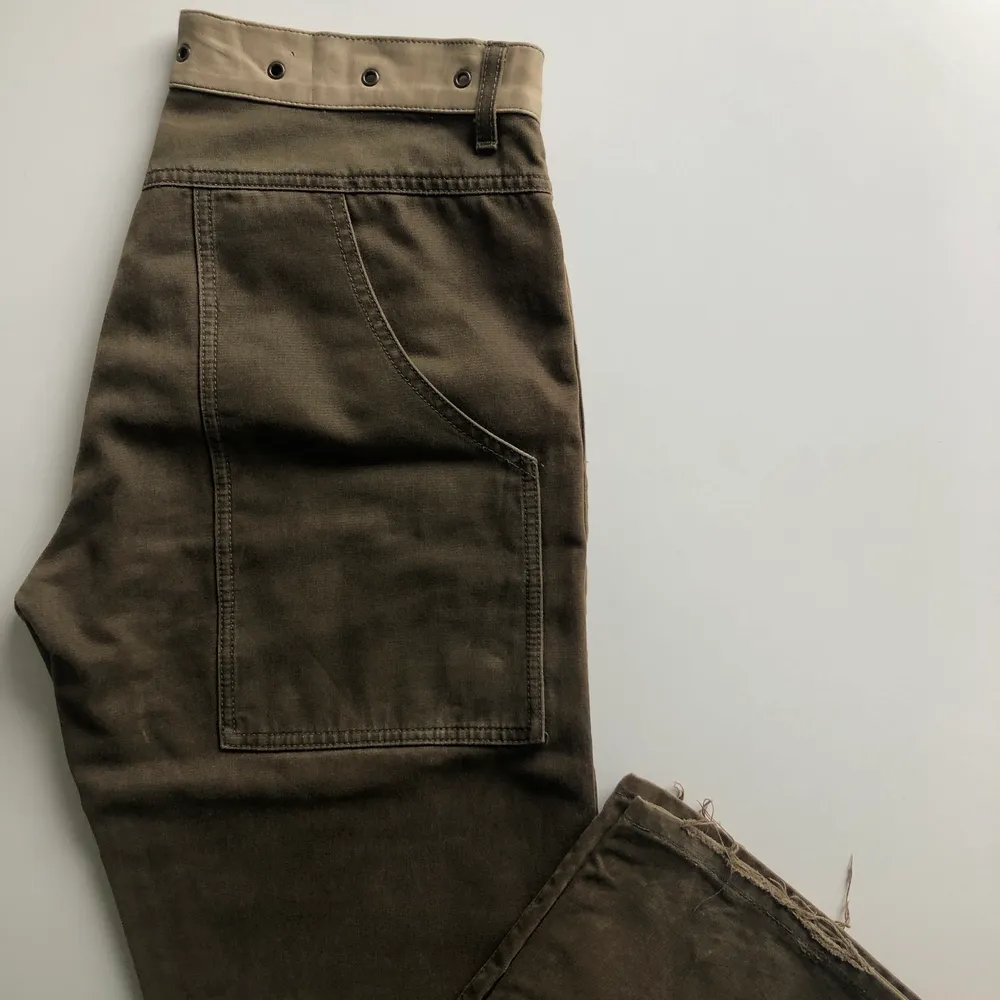 Lågmidjade gröna bootcuts från Cavalli med MEGAfickor över rumpan och läderdetalj vid midjan. Sörjer att jag säljer. Älskar. Passar stl. 36-38. Jeans & Byxor.
