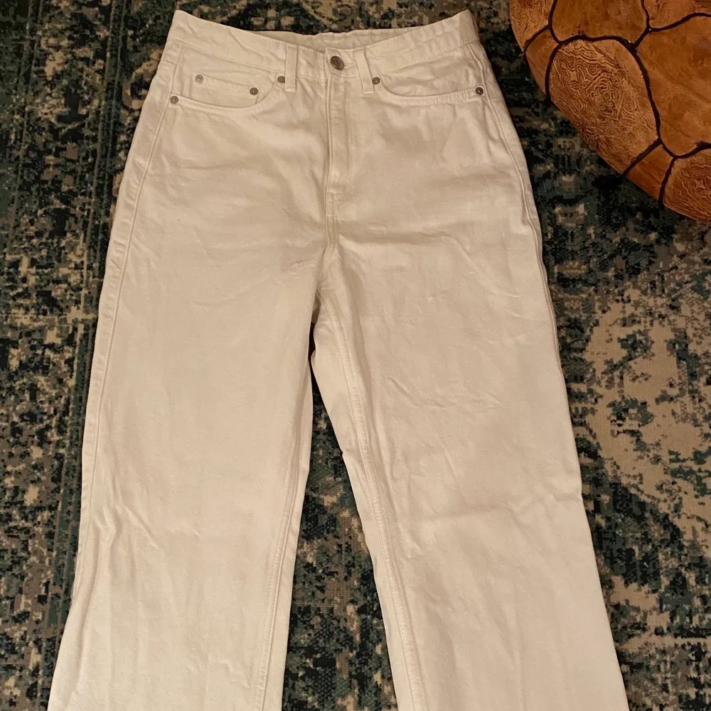 Vita, straightleg jeans från Weekday i modellen rowe extra high. Storlek är W 27 L 32. Dom är väldigt heltäckande, nästan inget syns igenom. Endast använda ett fåtal gånger, är i väldigt bra skick. Säljer pga att dom är för små:( . Jeans & Byxor.