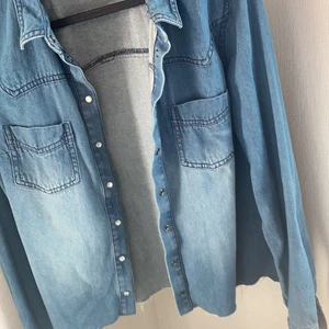 Skjorta - En blå skjorta, har klippt den så den är lite kortare, ungefär till midjan. Är i väldigt fint skickt, säljer den för den inte kommer till användning.  