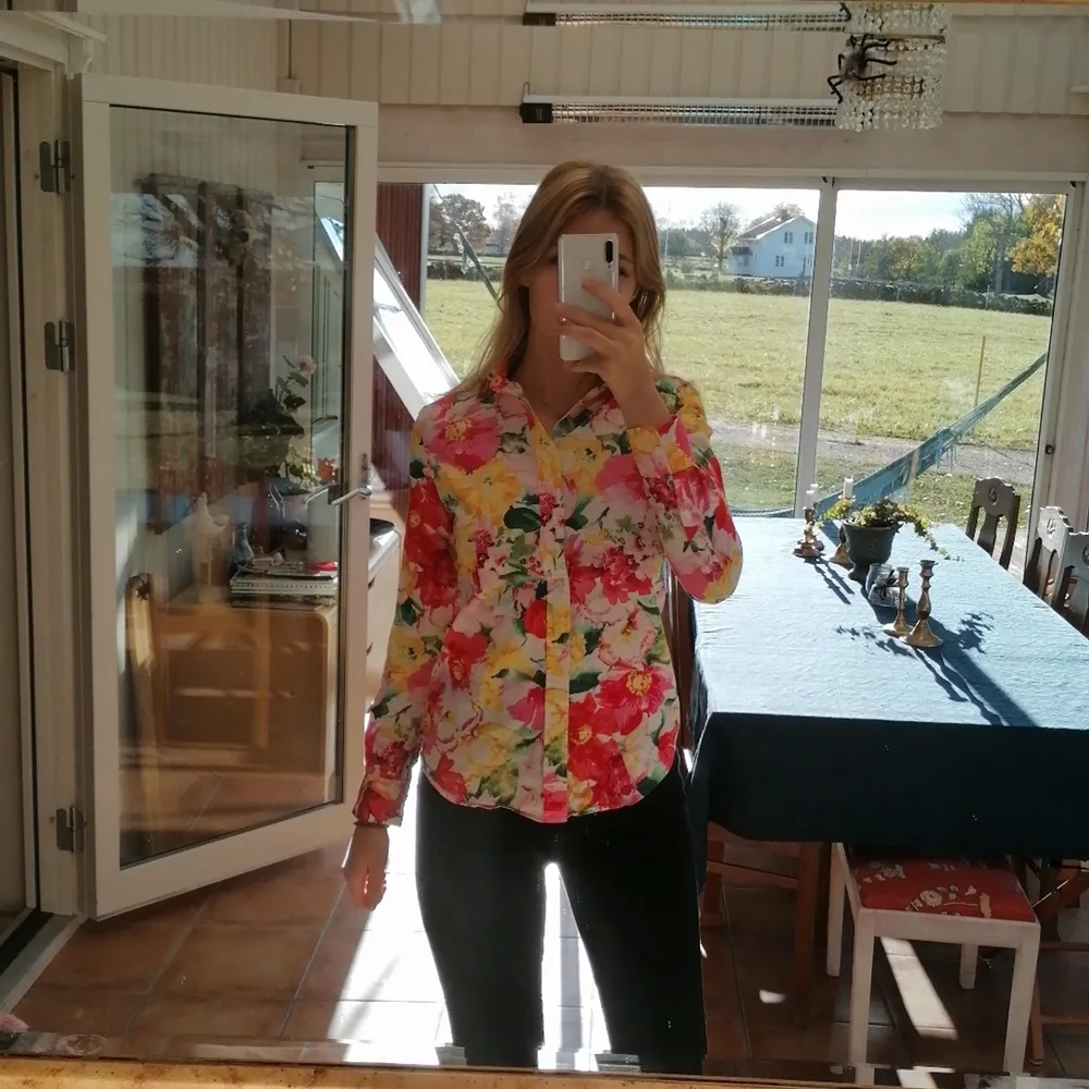 En väldigt färglad fin sommarskjorta, använd runt 5 gånger. Jag är en xs-s och den passar perfekt, storlek 4. Från polo Ralph Lauren. . Skjortor.
